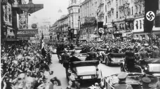 Vídeňané vítají nacisty (15. března 1938)