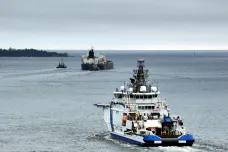 Finsko propustilo tanker podezřelý z poškození podmořských kabelů. Posádka nesmí vycestovat