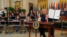 Donald Trump podepisuje nařízení o zrušení ministerstva školství